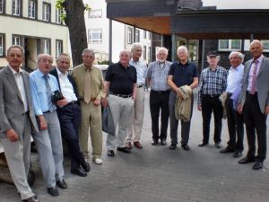 Gruppe vor dem alten Gymnasium