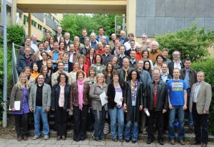 Gruppe auf der Eingangstreppe