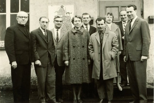 Ehemalige Lehrer 1962 vor dem Eingang der Baracke von Herrn Dieck