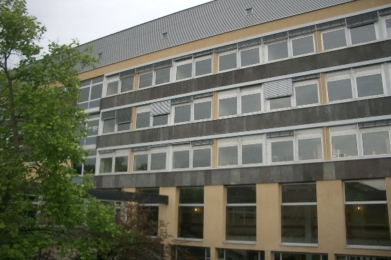 Haupteingang des Megina-Gymnasiums