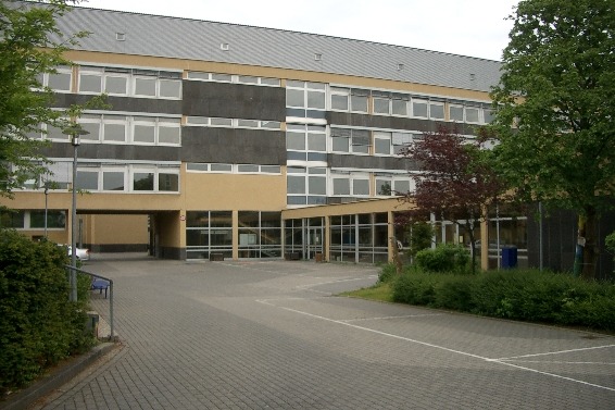 Megina-Gymnasium Lehrerparkplatz