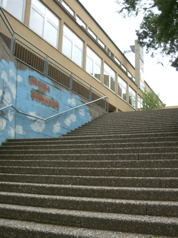 Gymnasium breite Treppe