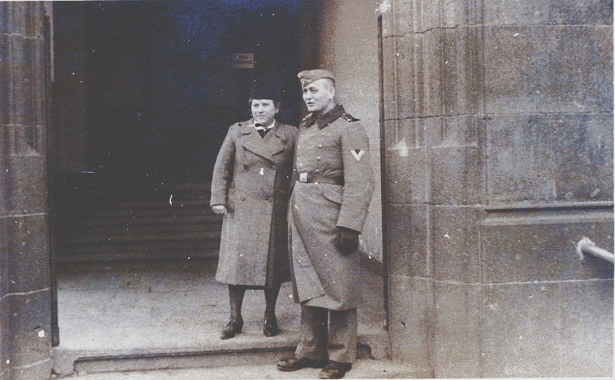 Hausmeister Daheim in Uniform