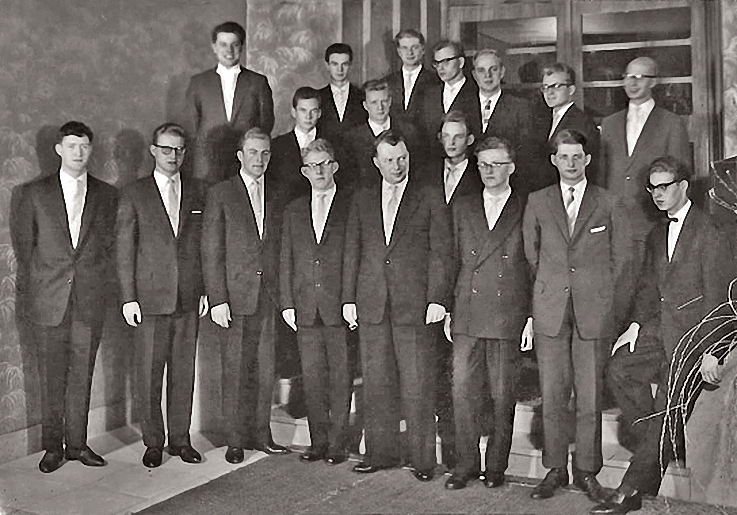 Die frischgebackenen Abiturienten mit Klassenlehrer Reh: v.l. obere Reihen: Gerhard Hammes, Wolfgang Nieländer, Christian Hammer, Werner Laubenthal, Wolfgang Doetsch, Karl Meurer, Wolfgang Wehlen, Rolf Henrich, Günter Gyr, untere Reihe: Helmut Kollig, Ingo Seidel, Ulrich Gerz, Diethelm Brock, Otto Reh, Klaus Breitbach, Karl-Heinz Gepp, Peter Krebs, Winfried Ammel