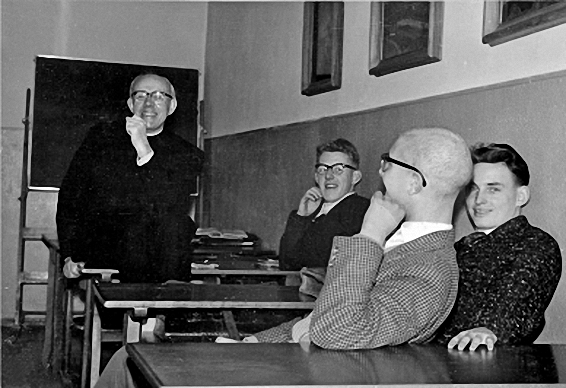 Religionsunterricht im „Olymp“: v.l. Studienrat Brosius, Diethelm Brock, Günther Gyr und Klaus Breitbach