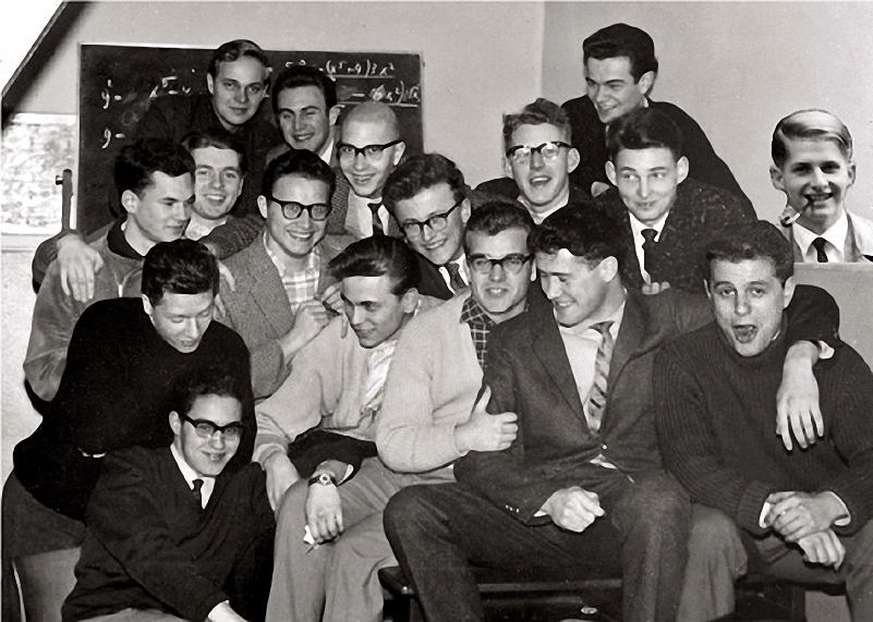 Klassenfoto: v.l. obere Reihe: Wolfgang Nieländer, Wolfgang Dotsch, Wolfgang Wehlen, Ulrich Gerz, Günther Gyr, Karl-Heinz Gepp. Diethelm Brock, Hans-Christian Hammer, Peter Krebs (hat fotografiert); untere Reihe: Winfried Ammel, Karl Meurer, Rolf Henrich, Helmut Kollig, Gerhard Hammes; dazwischen: Werner Laubenthal, Ingo Seidel, Klaus Breitbach