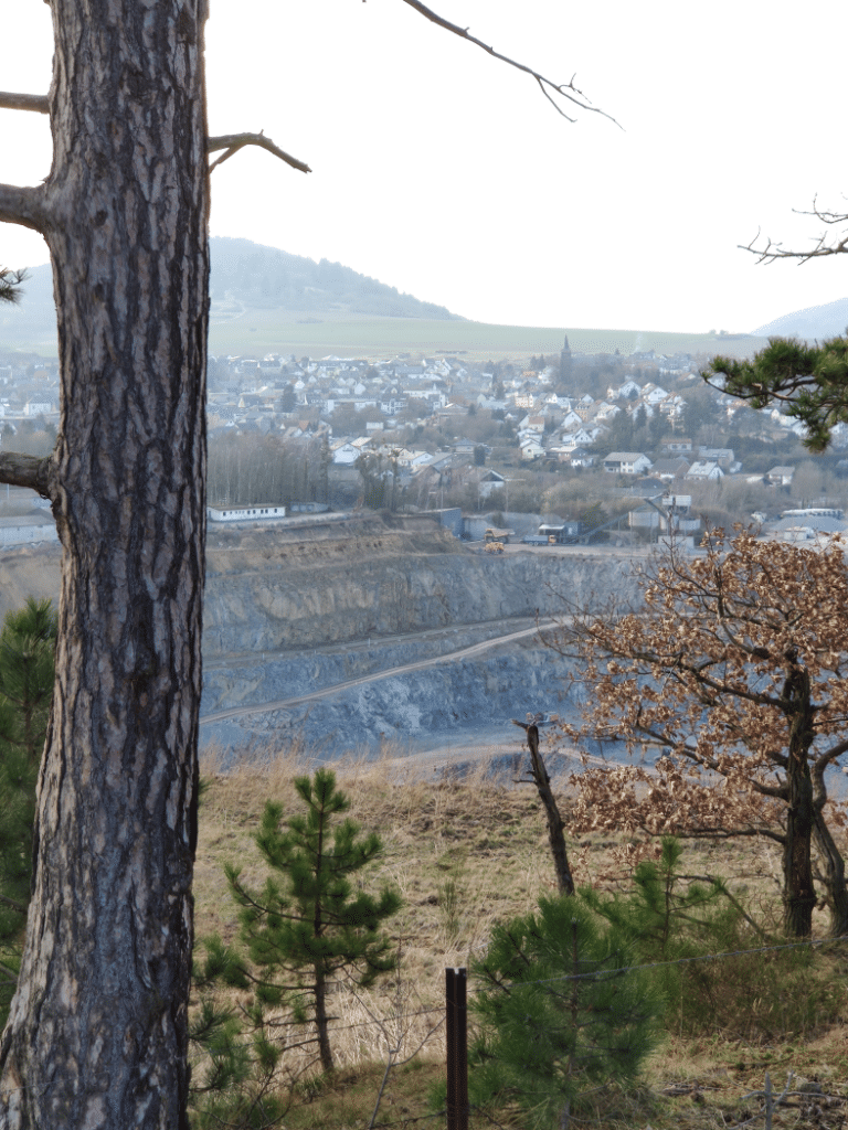 Grube Terratec-Basalt mit Ortskern Ettringen